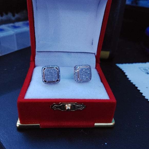 10kt gold Si diamond studs.